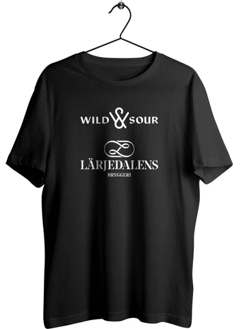 Wild & Sour / Lärjedalen - Logo Tee Svart